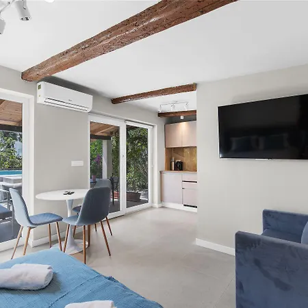 Vakantiehuis Suesses Mit Privatpool, Sonnenterrasse, Bbq In Strandnaehe Karpinjan
