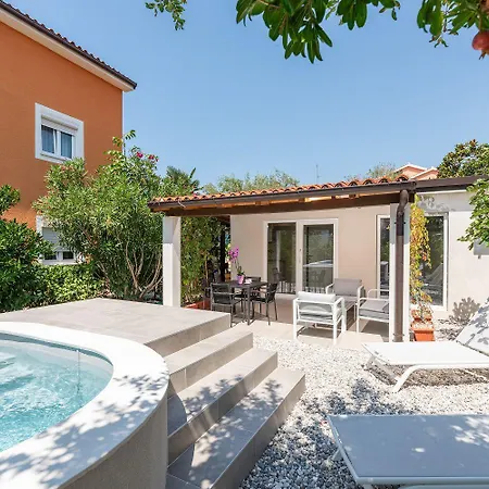 Suesses Mit Privatpool, Sonnenterrasse, Bbq In Strandnaehe * Karpinjan